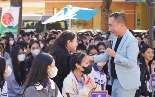Chuỗi chương trình chăm sóc sức khoẻ tinh thần cho học sinh THPT 2024 Đại học Đông Á đến với các tỉnh miền Trung-Tây Nguyên